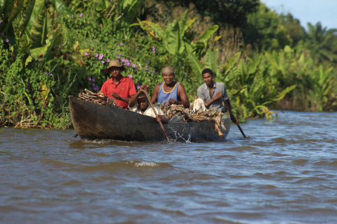 Pirogue de pêcheur local sur le canal de Pangalagne