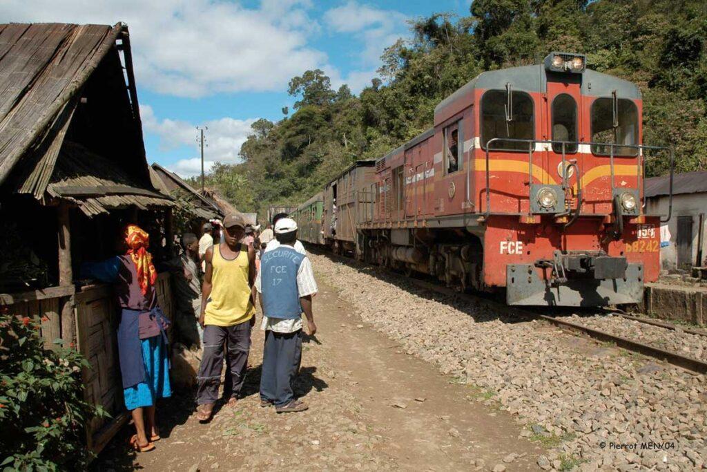 Train de la FCE au départ de la gare ferroviaire de la ville de Manakara