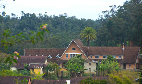 Vue sur la Gare ferroviaire d'Andasibe. Une petite ville pleine de charme en pleine jungle tropicale.