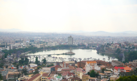 Vue panoramique sur le lac Anosy, en plein cœur de la ville d'Antananarivo.