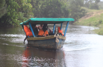 Bateau à moteur, embarquassions typique du canal de Pangalane