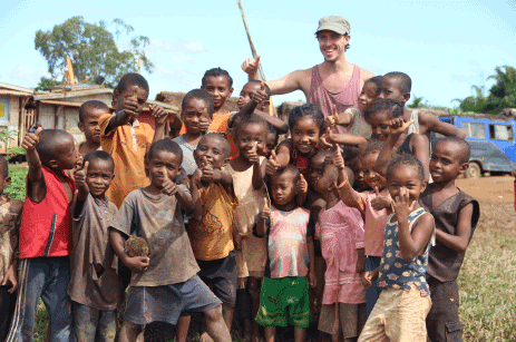 Ribonbelle d'enfant et un touriste à AMPASIMANJEVA - FARAOGNY