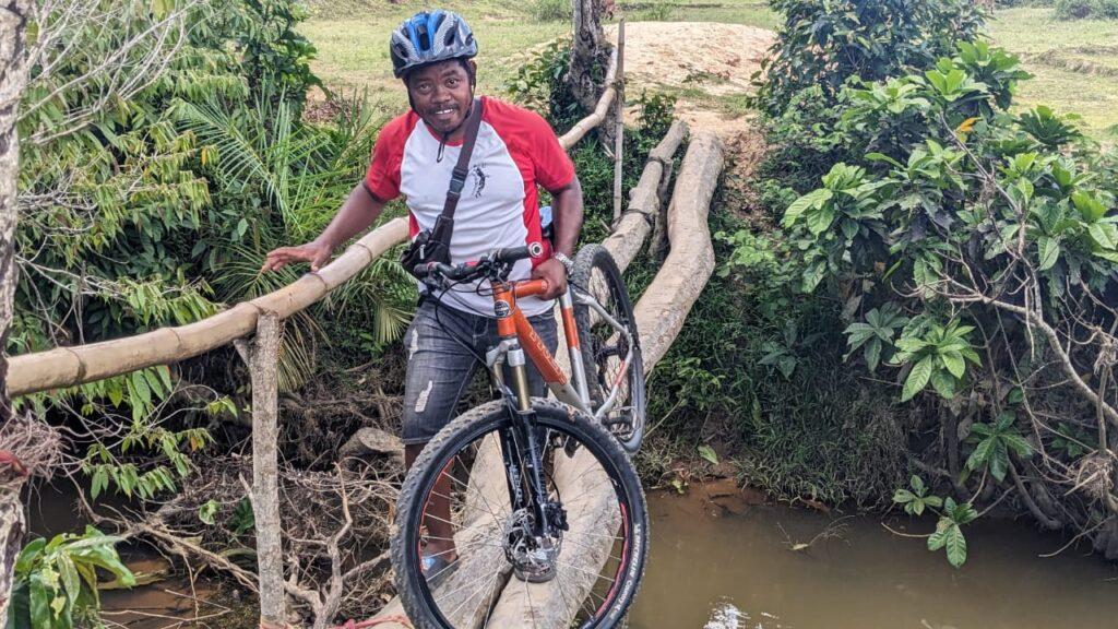 Journée VTT à Manakara, traversé d'un pont rustique
