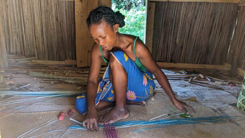 Journée VTT à Manakara, rencontre avec une femme qui tisse des panier avec la méthodes traditionnel