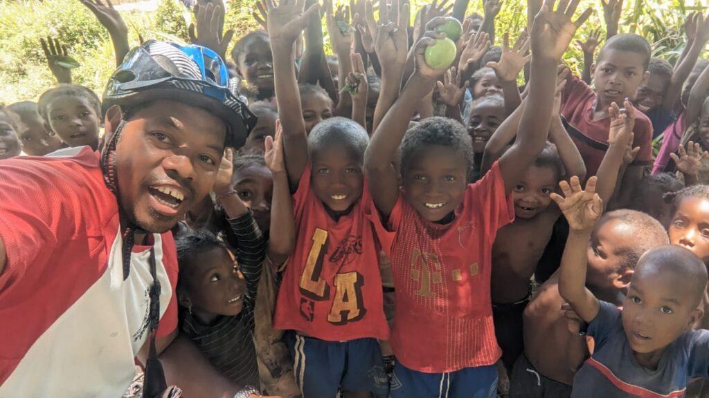 Didy en photo avec un groupe d'enfant