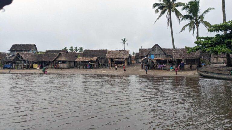 Village pittoresques au bord du Canal de Pangalanes