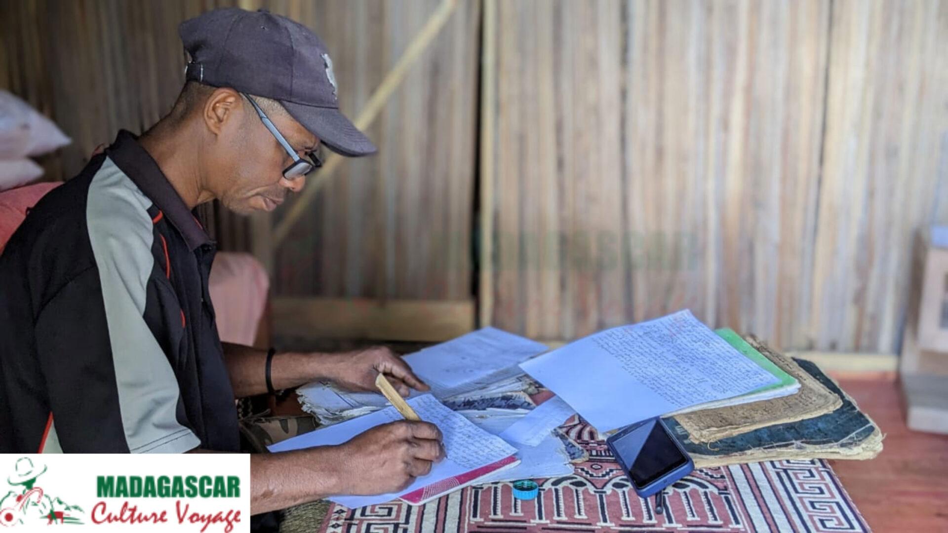 Guérisseur traditionnel malgache en consultation avec une famille