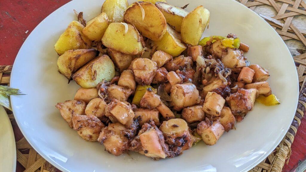 Plat de poulpe grillé aux pommes de terre, spécialité gastronomique de Sainte-Marie Madagascar
