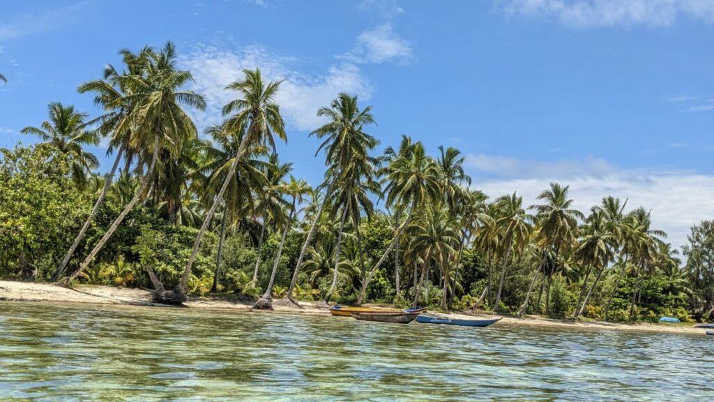 Eaux cristallines et plage de sable blanc à Sainte-Marie Madagascar