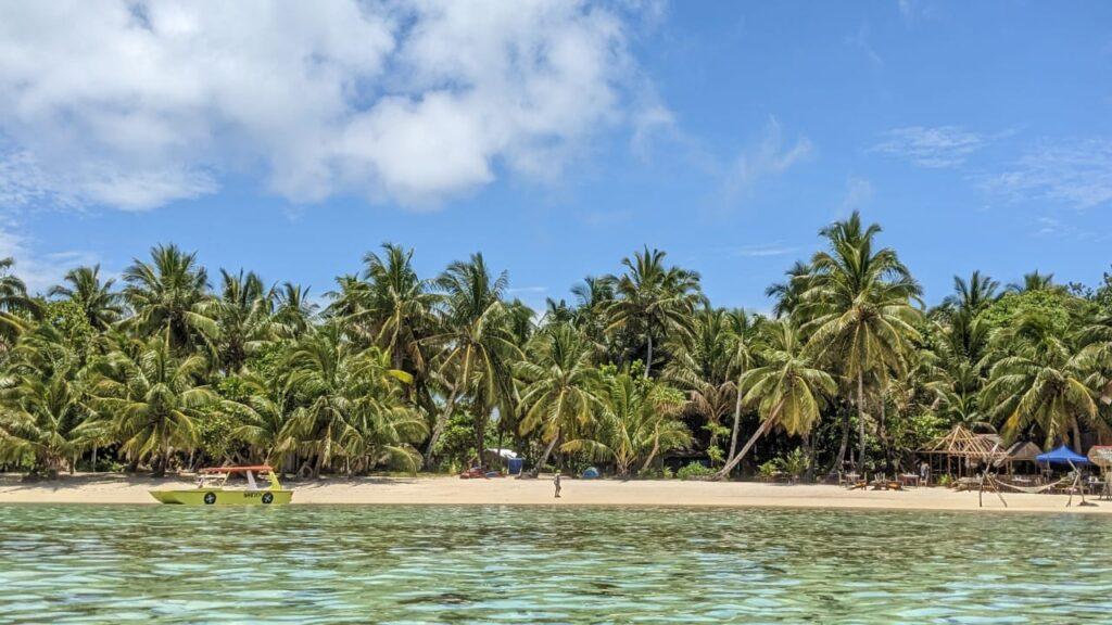 Plage paradisiaque de Sainte-Marie Madagascar avec sable blanc et eau turquoise