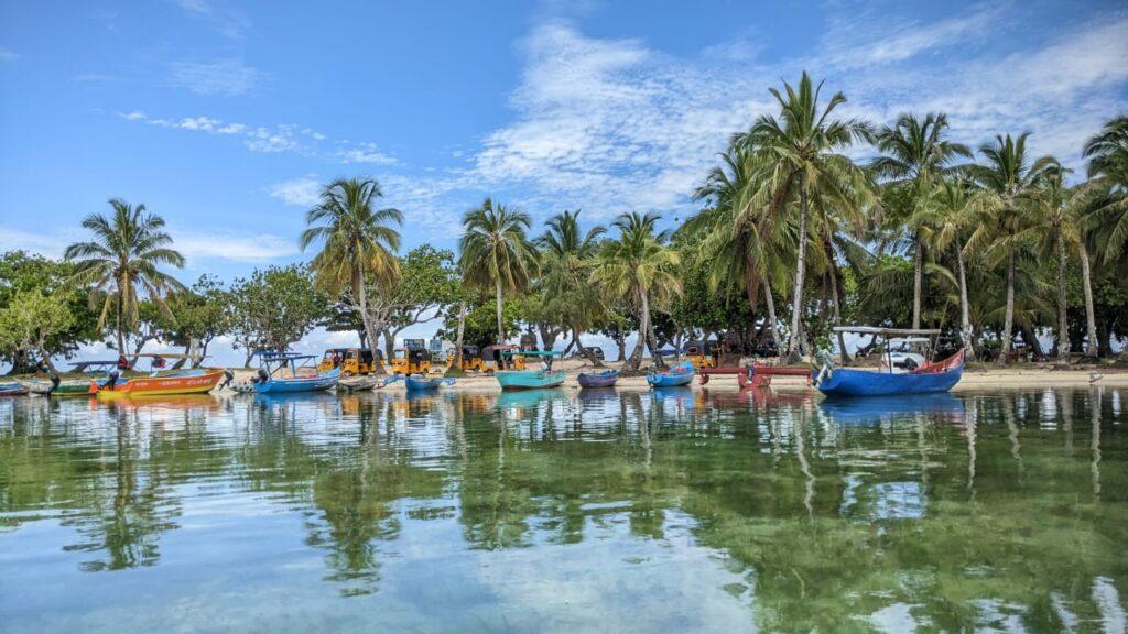 Plage de Sainte-Marie Madagascar avec palmiers et pirogues traditionnelles