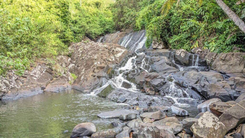 Cascade dans la forêt tropicale de Sainte-Marie Madagascar