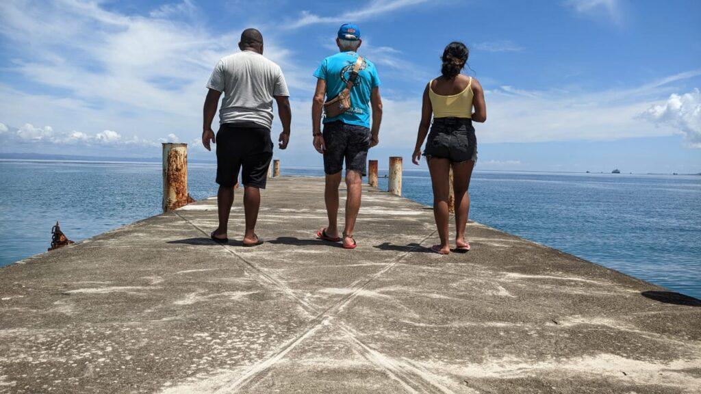 Voyageurs sur la jetée de Sainte-Marie lors d'un circuit Madagascar Culture Voyage
