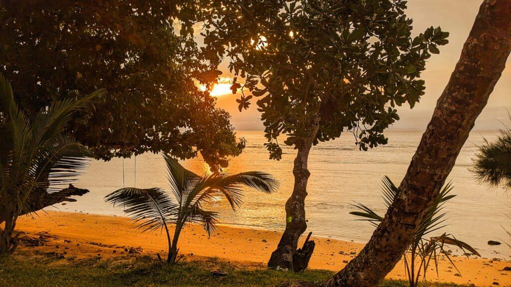 Coucher de soleil spectaculaire sur la plage de Sainte-Marie Madagascar