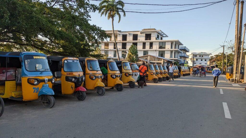 Tuktuk jaunes alignés dans les rues d'Ambodifotatra Sainte-Marie Madagascar